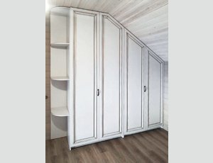 Шкаф с распашными дверями в классическом стиле